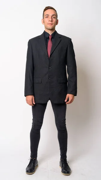 Ganzkörperaufnahme eines jungen persischen Geschäftsmannes im Anzug — Stockfoto