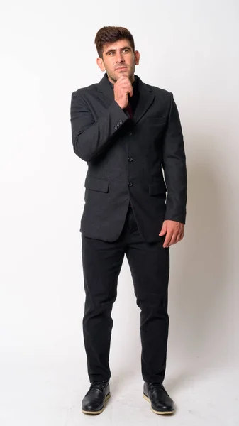 スーツ思考で若いペルシャのビジネスマンの完全なボディショット — ストック写真