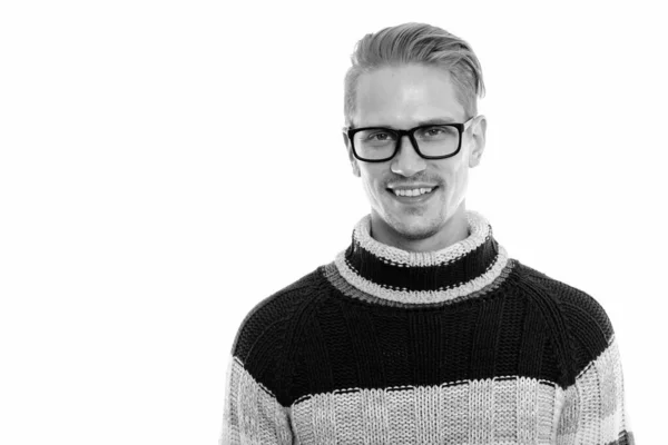 Studio colpo di felice giovane uomo bello sorridente mentre indossa occhiali da vista — Foto Stock