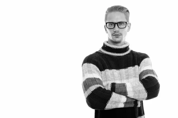 Studio záběr mladého pohledného muže nosí brýle se zkříženými pažemi — Stock fotografie