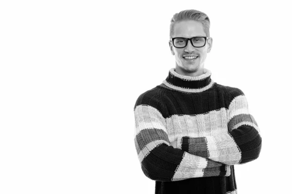 Studio colpo di felice giovane bell'uomo sorridente mentre indossa occhiali con le braccia incrociate — Foto Stock