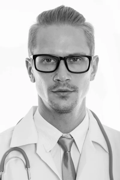 Gezicht van jonge knappe man dokter met bril op — Stockfoto