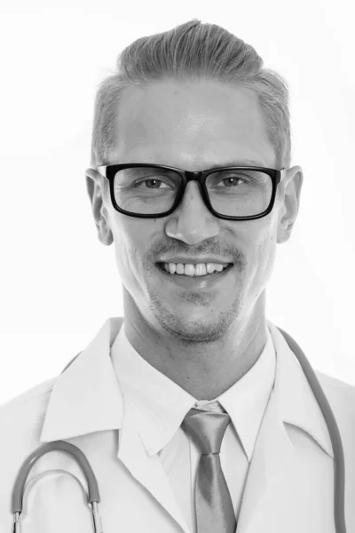 Gezicht van jonge gelukkig man arts glimlachen terwijl het dragen van bril — Stockfoto