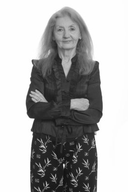 Siyah beyaz çekilen yaşlı bir kadının stüdyo portresi.