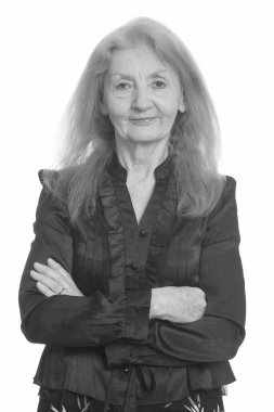 Siyah beyaz çekilen yaşlı bir kadının stüdyo portresi.