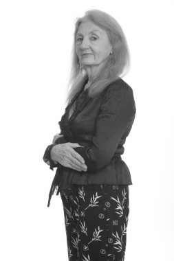 Siyah beyaz çekilen yaşlı bir kadının stüdyo portresi.