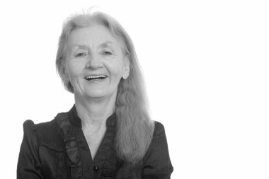 Siyah beyaz çekilen yaşlı bir kadının stüdyo portresi.