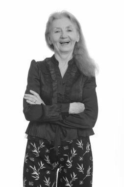 Siyah beyaz çekilen yaşlı bir kadının stüdyo portresi.