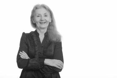 Siyah beyaz çekilen yaşlı bir kadının stüdyo portresi.