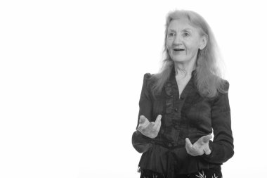 Siyah beyaz çekilen yaşlı bir kadının stüdyo portresi.