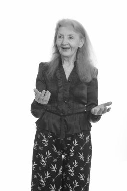 Siyah beyaz çekilen yaşlı bir kadının stüdyo portresi.