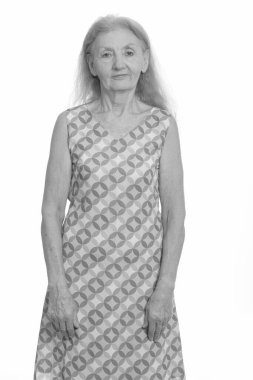 Siyah beyaz çekilen yaşlı bir kadının stüdyo portresi.