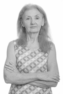 Siyah beyaz çekilen yaşlı bir kadının stüdyo portresi.