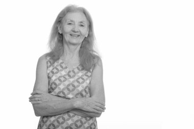 Siyah beyaz çekilen yaşlı bir kadının stüdyo portresi.