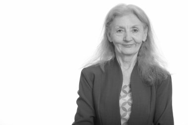 Siyah beyaz çekilen yaşlı bir kadının stüdyo portresi.