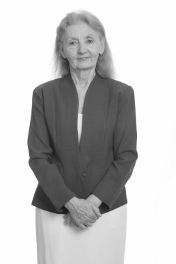 Siyah beyaz çekilen yaşlı bir kadının stüdyo portresi.