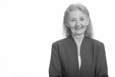 Siyah beyaz çekilen yaşlı bir kadının stüdyo portresi.