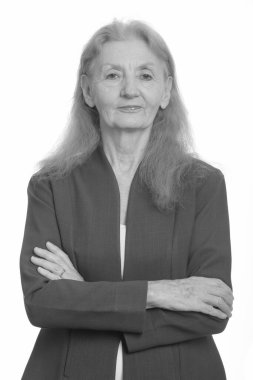 Siyah beyaz çekilen yaşlı bir kadının stüdyo portresi.