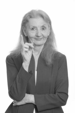 Siyah beyaz çekilen yaşlı bir kadının stüdyo portresi.