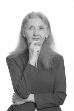 Siyah beyaz çekilen yaşlı bir kadının stüdyo portresi.