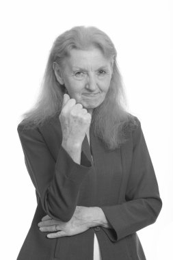 Siyah beyaz çekilen yaşlı bir kadının stüdyo portresi.