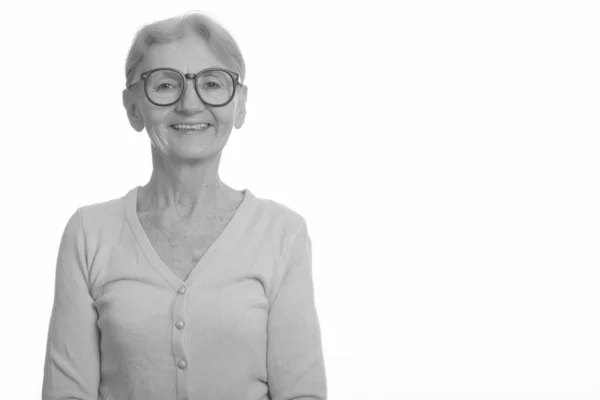 Studioaufnahme einer glücklichen Senior-Nerd-Frau, die lächelt, während sie eine abgefahrene Brille trägt — Stockfoto