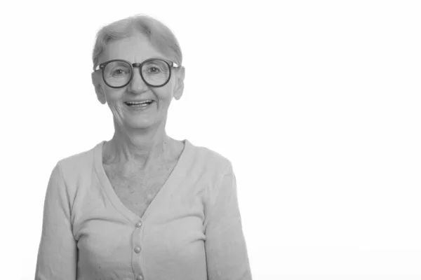 Szczęśliwy starszy nerd kobieta uśmiecha się i śmieje podczas noszenia kujonowate okulary — Zdjęcie stockowe