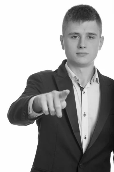 Студійний знімок молодого бізнесмена, який вказує палець на камеру — стокове фото