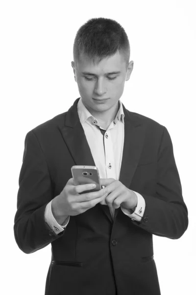 Captura de estudio de un joven hombre de negocios usando teléfono móvil — Foto de Stock