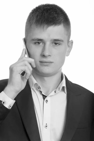 Gezicht van jonge zakenman in gesprek op mobiele telefoon — Stockfoto