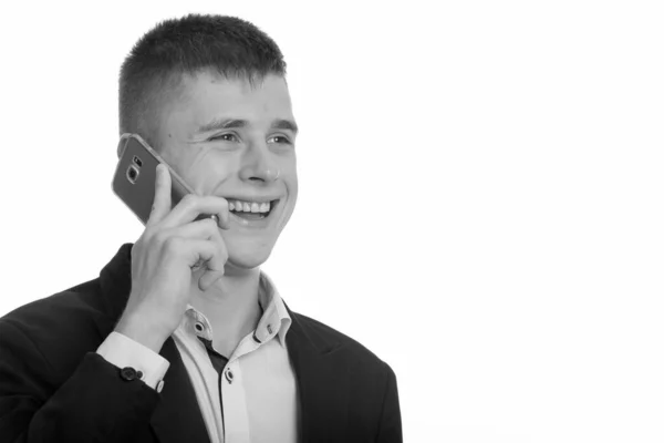 Genç mutlu iş adamının cep telefonuyla konuşurken gülümsediği bir fotoğraf. — Stok fotoğraf