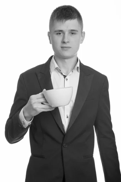 Plan studio de jeune homme d'affaires tenant une tasse de café — Photo