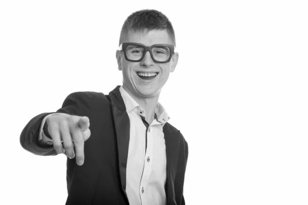 Estudio de disparo de joven empresario feliz sonriendo y riendo mientras señala con el dedo a la cámara —  Fotos de Stock
