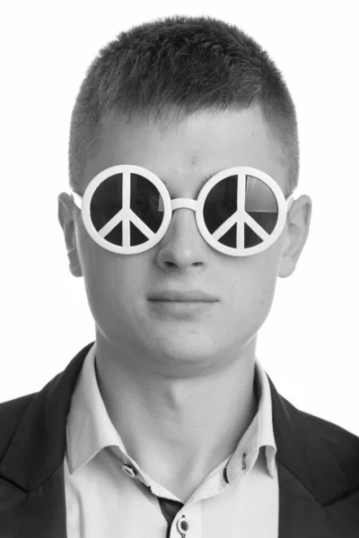 평화 기호 선글라스를 착용 하는 젊은 사업가의 얼굴 — 스톡 사진