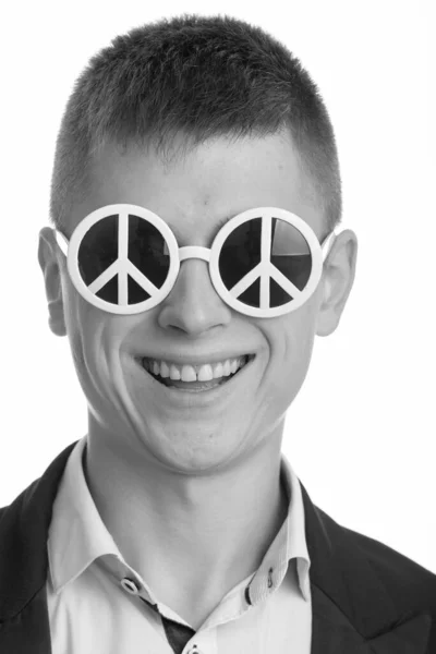 年轻快乐的商人面带微笑，戴着印有和平标志的太阳镜 — 图库照片