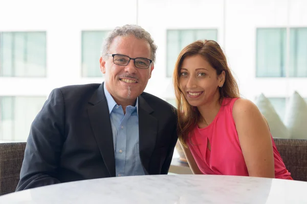 Feliz pareja hispana casada sonriendo juntos y enamorados en casa — Foto de Stock