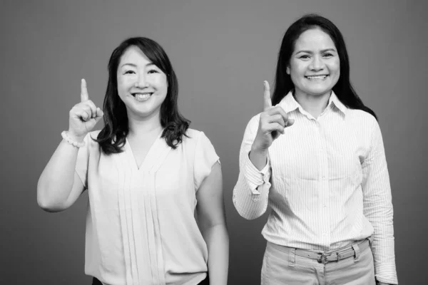 Dos feliz maduro asiático negocios sonriendo juntos en estudio — Foto de Stock