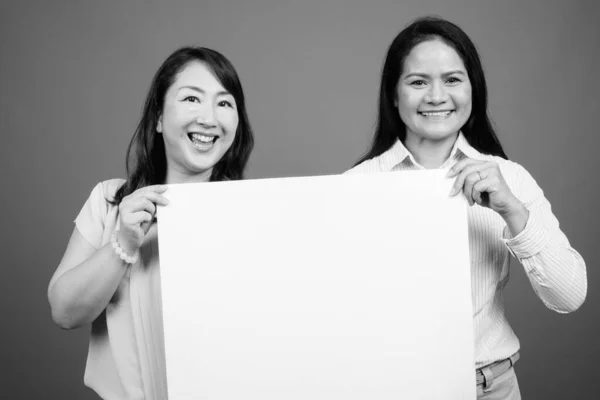 Dos maduro asiático negocios juntos mostrando copyspace — Foto de Stock