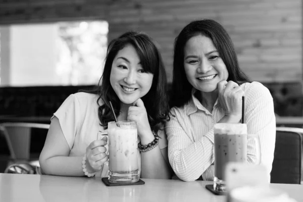 두 명 의장성 한 아시아 여성 이 커피숍에서 즐겁게 시간을 보내면서 함께 시간을 보내고 있다 — 스톡 사진