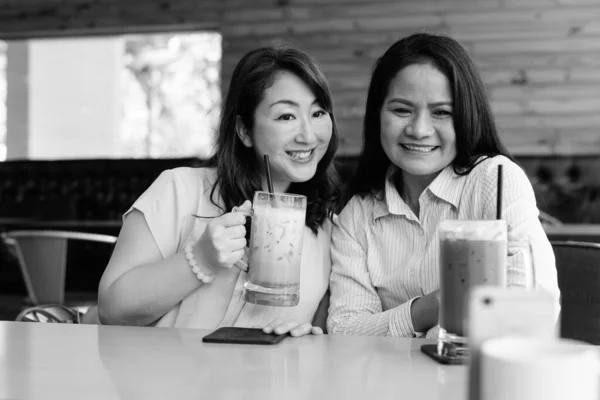 두 명 의장성 한 아시아 여성 이 커피숍에서 즐겁게 시간을 보내면서 함께 시간을 보내고 있다 — 스톡 사진