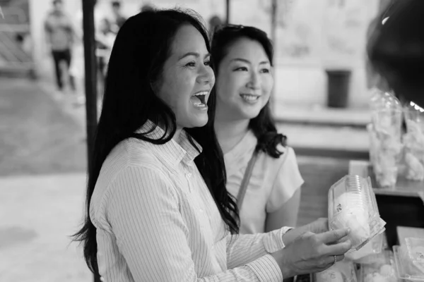 두 명 의성인 아시아 여자가 함께 시장에서 쇼핑을 하고 있다 — 스톡 사진