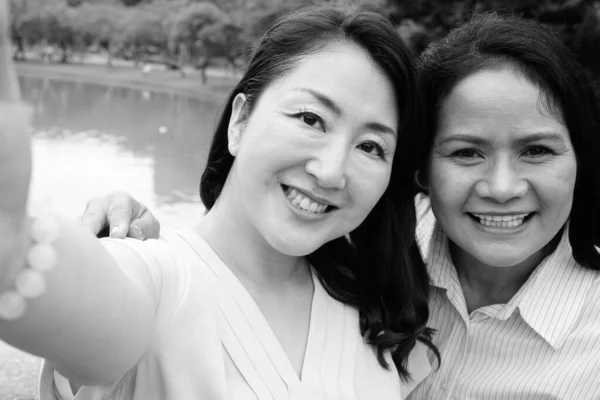 Punto de vista personal de dos mujeres tomando selfie en blanco y negro — Foto de Stock
