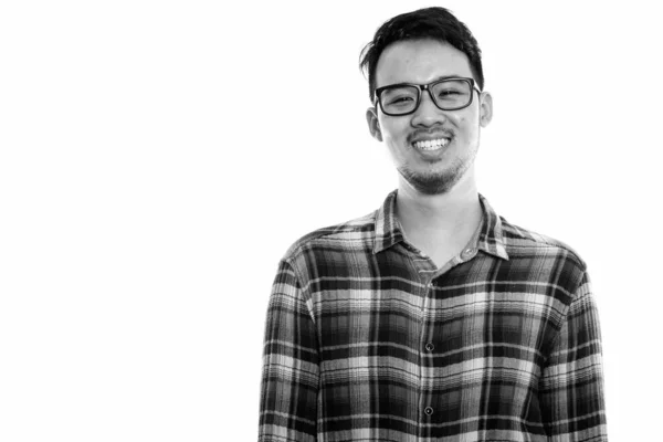 Estúdio tiro de jovem feliz asiático homem sorrindo enquanto vestindo óculos — Fotografia de Stock