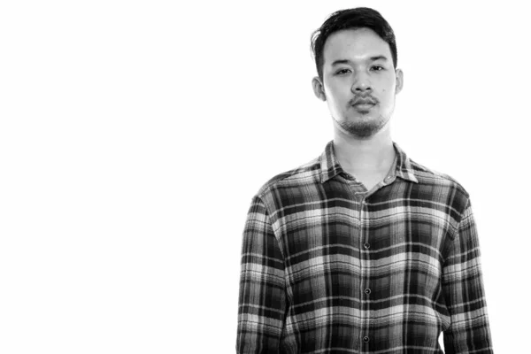 Studio skott av ung asiatisk man i svart och vitt — Stockfoto