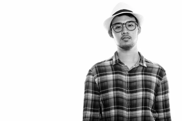 スタジオショットの若いアジア人男性で黒と白 — ストック写真