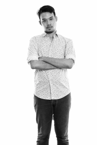 Kollarını kavuşturmuş genç Asyalı adamın stüdyo fotoğrafı. — Stok fotoğraf