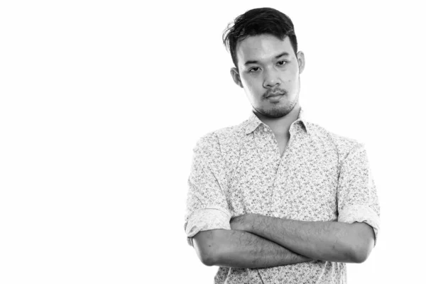 Kollarını kavuşturmuş genç Asyalı adamın stüdyo fotoğrafı. — Stok fotoğraf