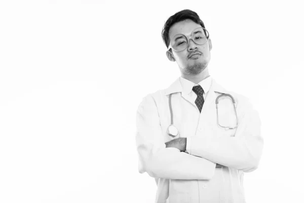 Studio záběr mladý asijský muž lékař nosí brýle se zkříženými pažemi — Stock fotografie