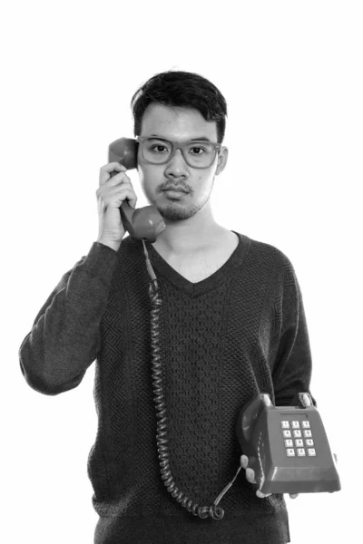 Eski telefonla konuşan Genç Asyalı adam stüdyo çekim — Stok fotoğraf