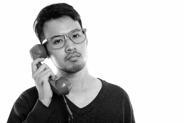 Primer plano de joven asiático hombre hablando en viejo teléfono — Foto de Stock